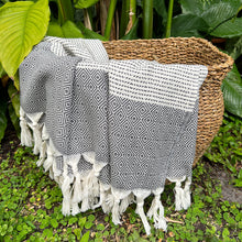 Заредете изображение във визуализатора на галерията – Diamond Stripe Turkish Throw