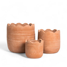 Заредете изображение във визуализатора на галерията – Wavy Planter - Large

